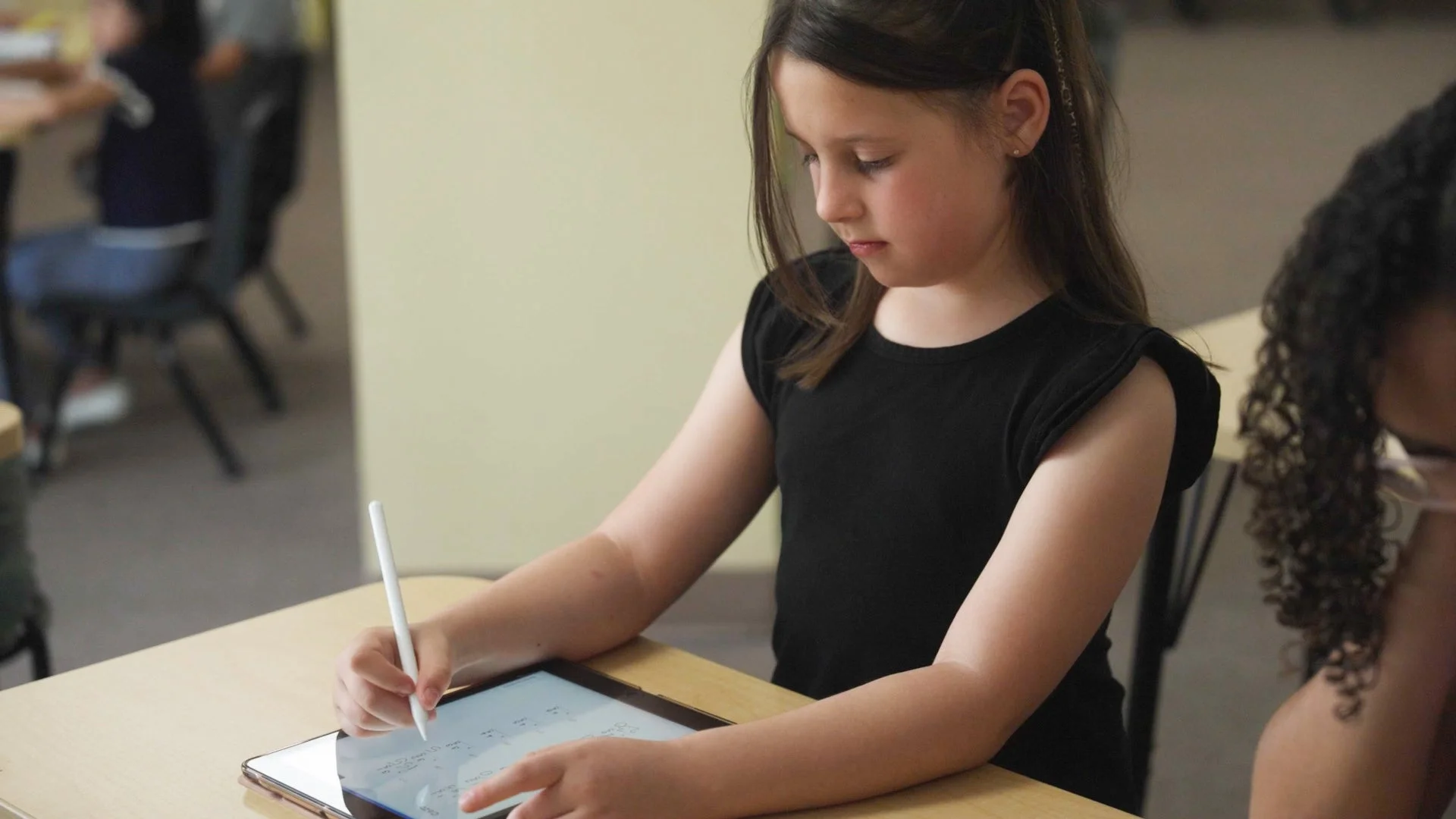 タブレット学習の少女