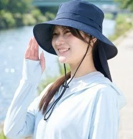女性が青い日よけ帽をかぶっている
