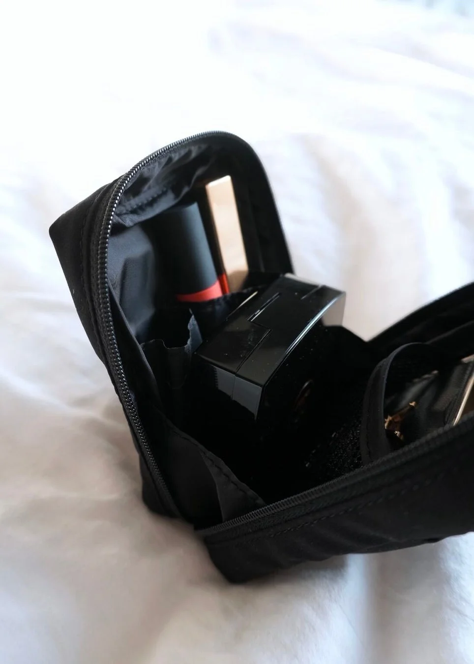 ポーチにコスメを収納する様子