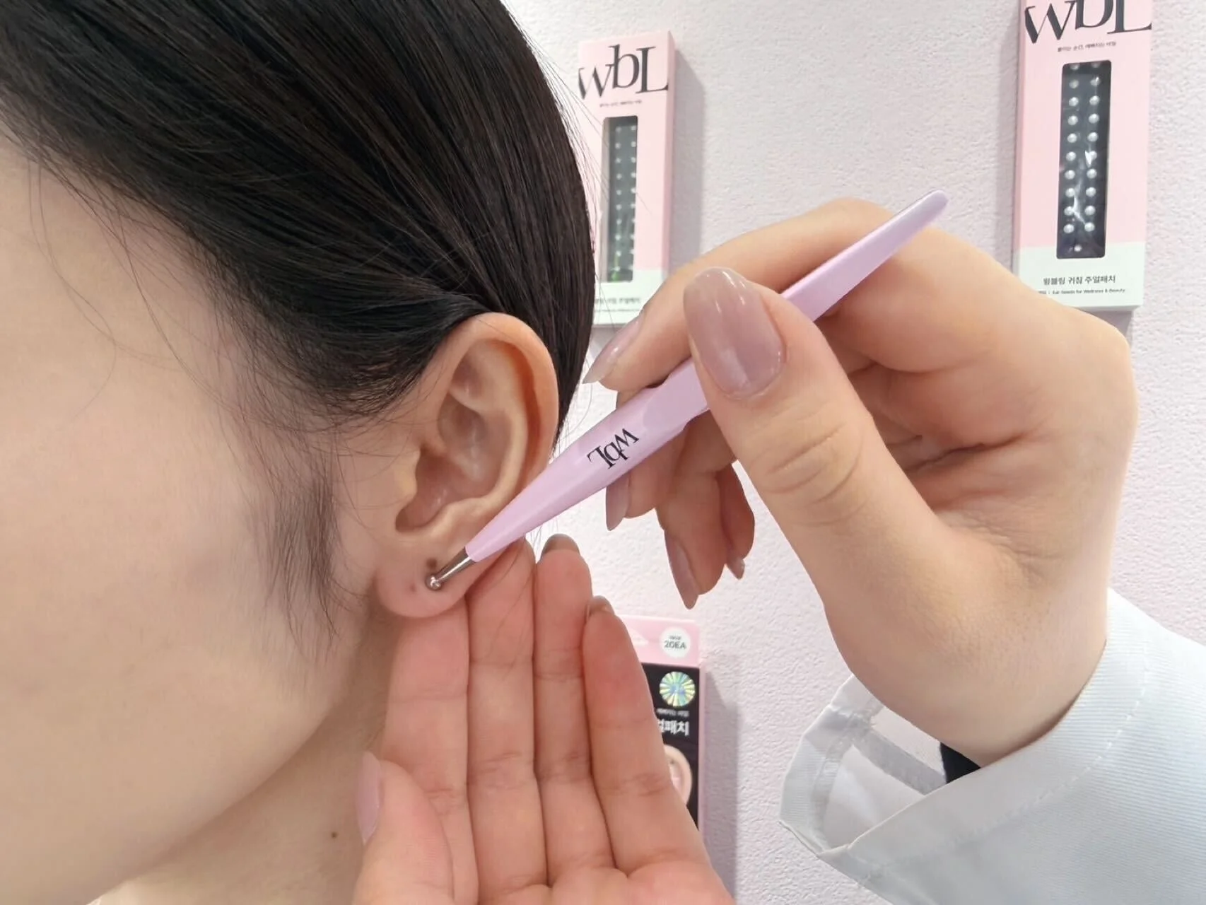 耳ツボ施術の様子