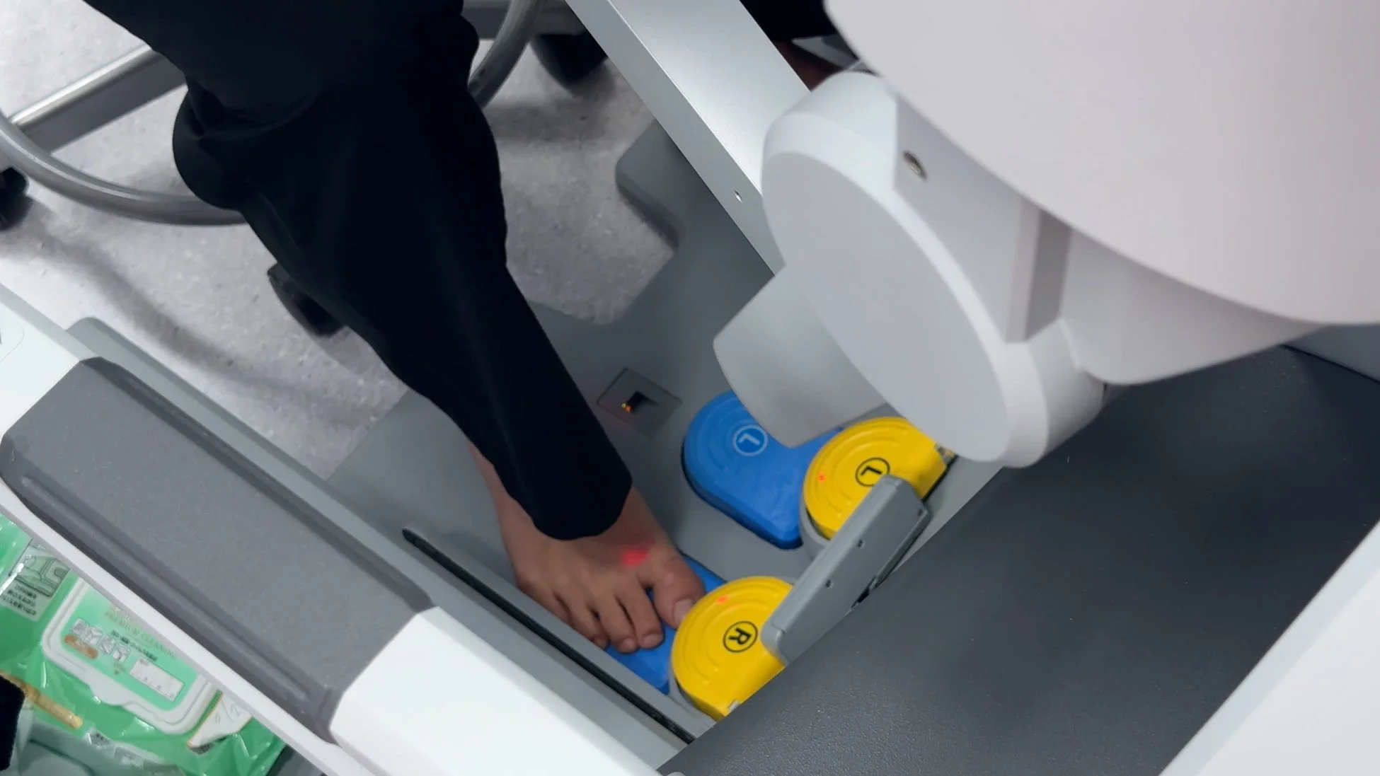 医療用フットペダルを操作する足元