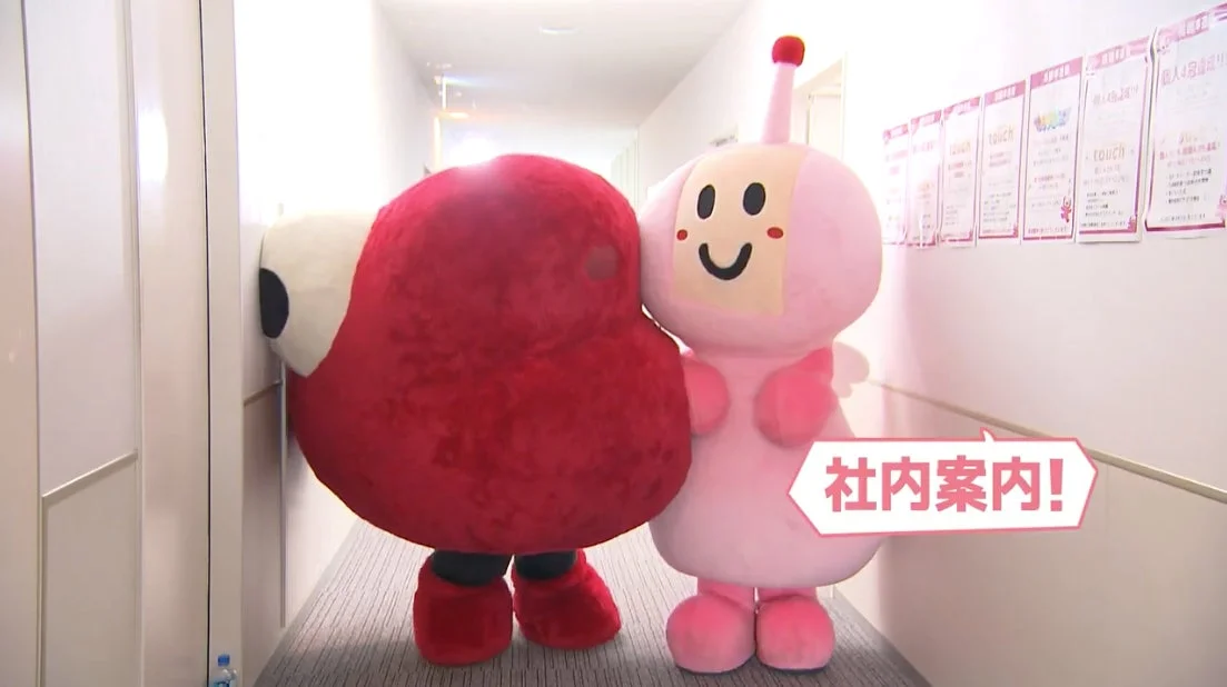 社内案内をするマスコット