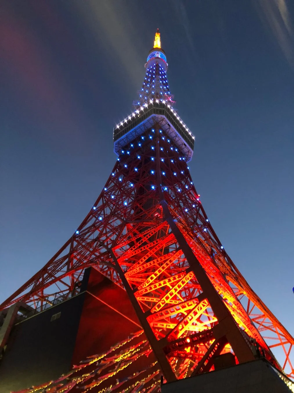 青くライトアップされた東京タワーの夜景
