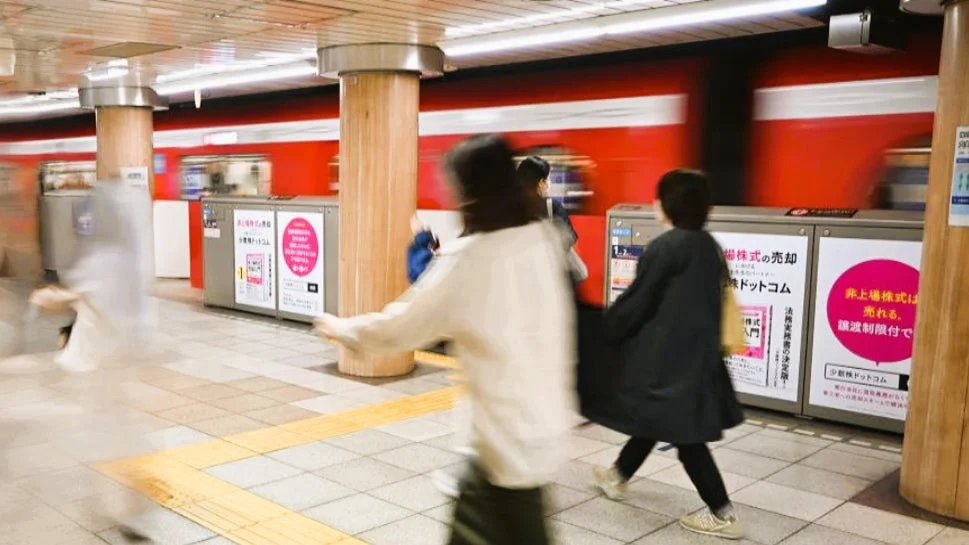 地下鉄ホームの広告