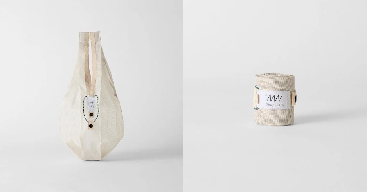 ベージュのShupatto メッシュバッグの広げた状態と丸められた状態