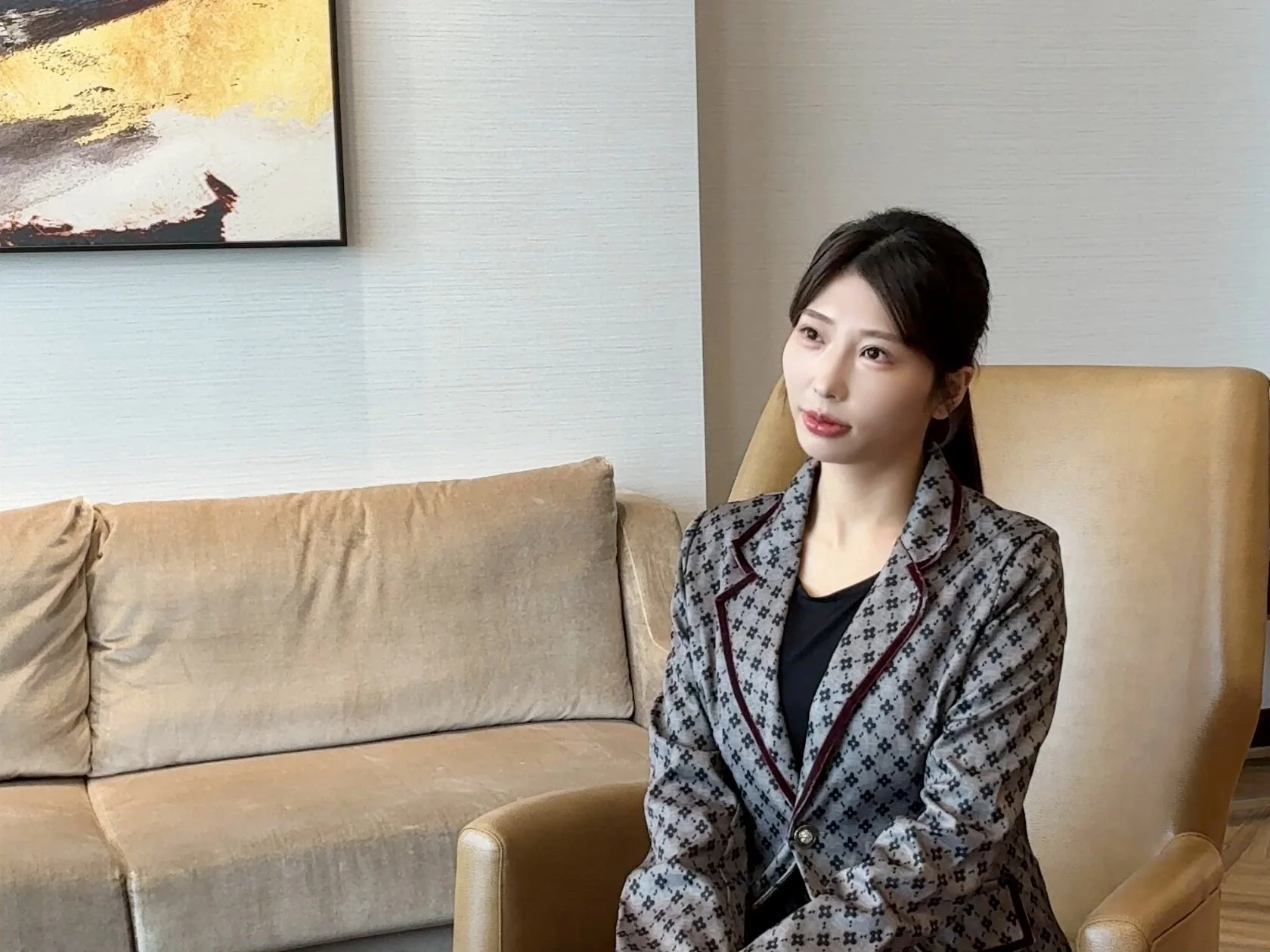 落ち着いた雰囲気で座る水池愛香氏