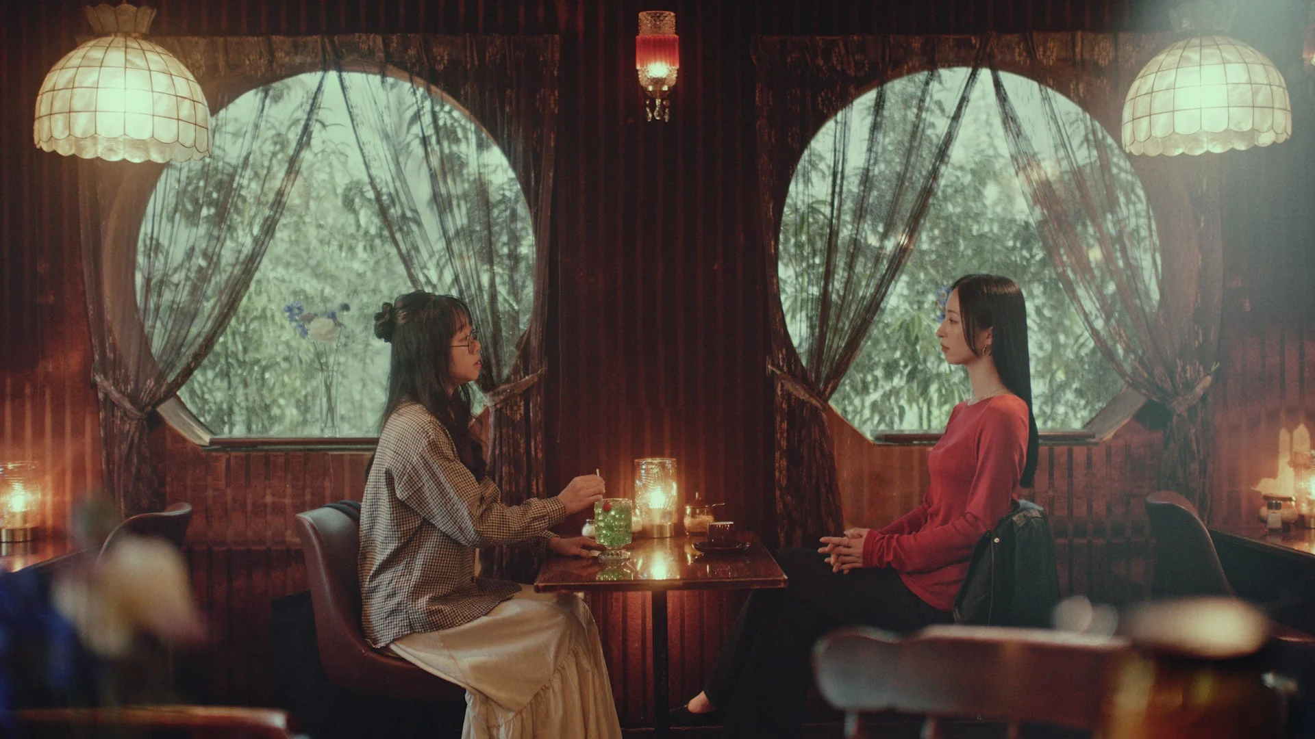 カフェで会話する先輩役と後輩役の女性