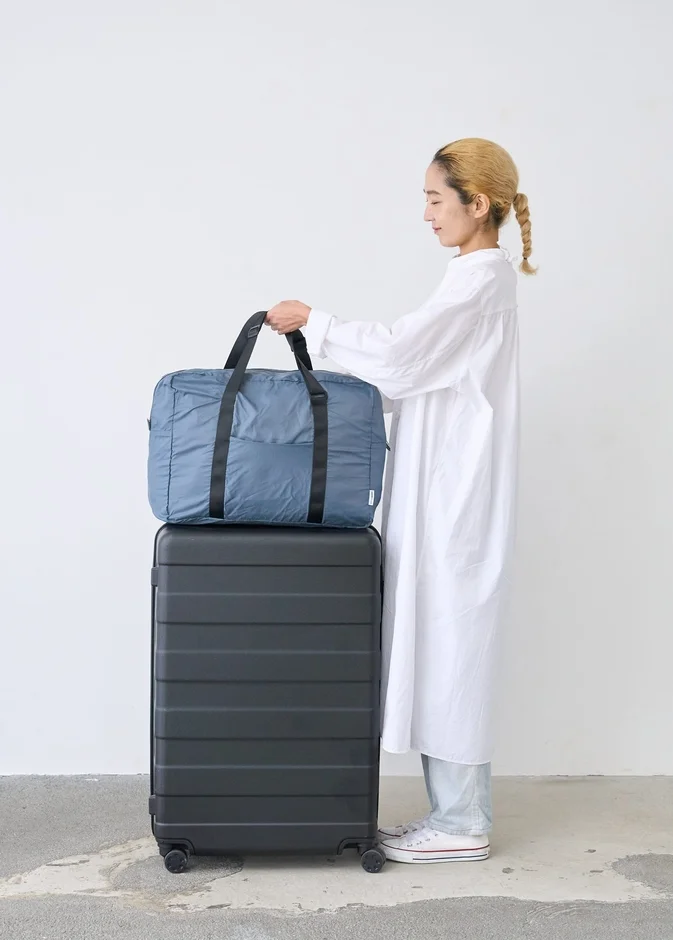 女性がボストンバッグを持っている画像