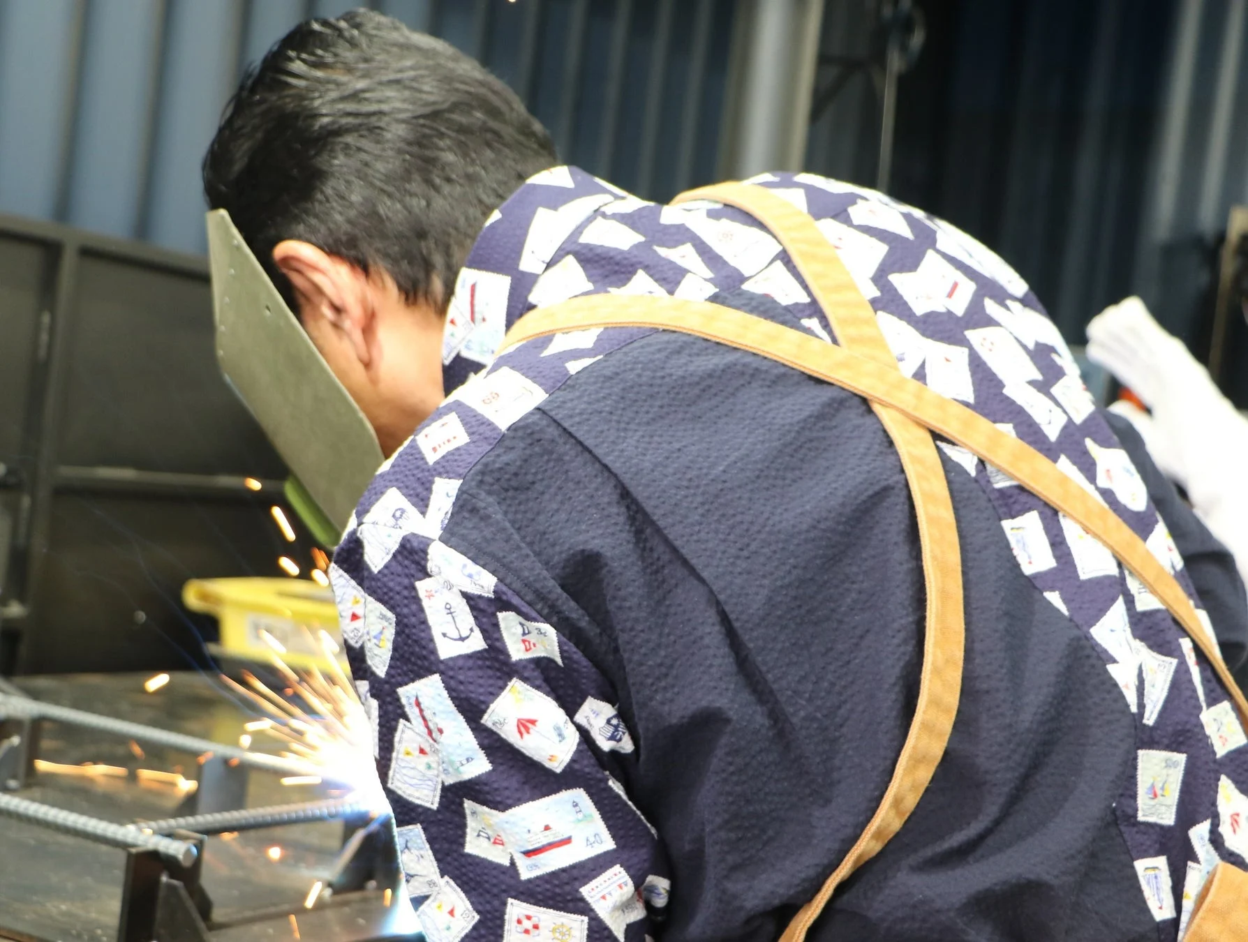溶接作業を行う人物