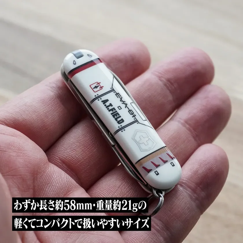 エヴァンゲリオンEVA-01とA.T.FIELDデザインのマルチツールが手に持たれている