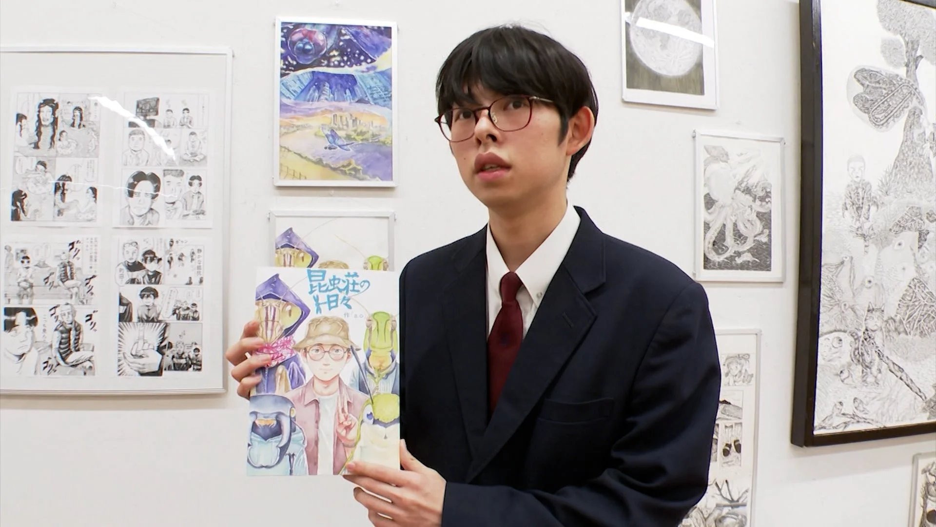 作品を紹介する男性