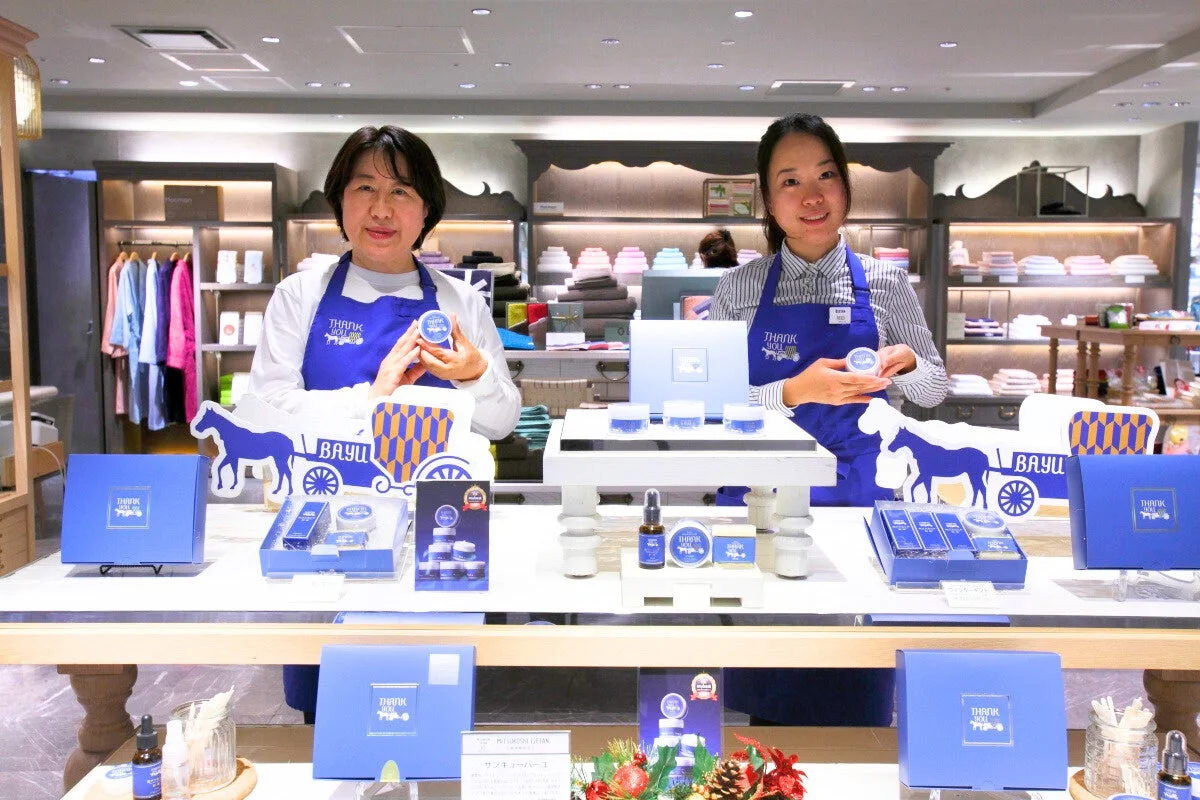 店舗で笑顔の店員