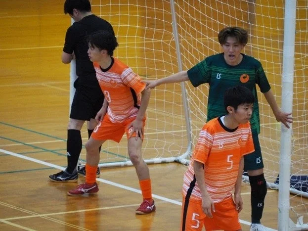 フットサル試合中の選手たち