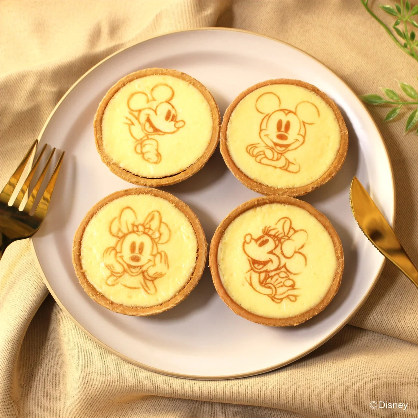 ミッキー&ミニーデザインのチーズタルト
