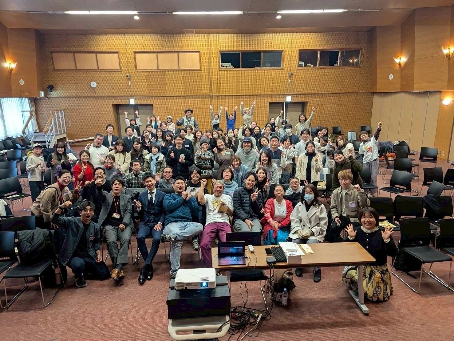 大勢の人々が笑顔でポーズをとっている集合写真