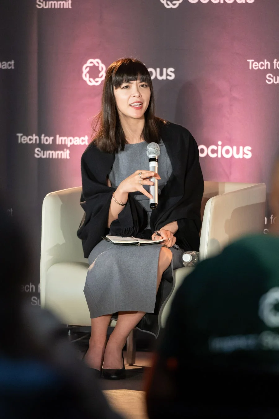 Tech for Impact Summitで講演する女性