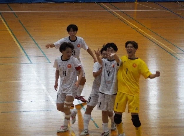 試合後に喜ぶ選手たち