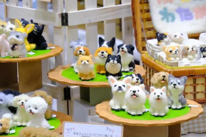 羊毛フェルト製の犬の動物フィギュアの展示
