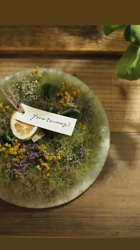 ドライフラワーとドライシトラスがあしらわれた「yorutsumugi」の装飾品