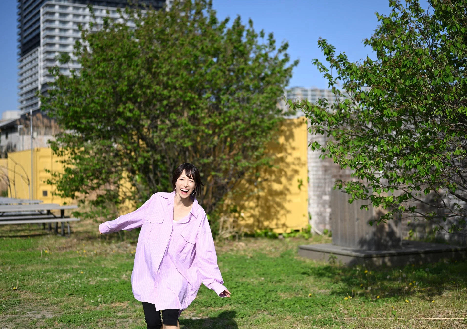 屋外でリラックスした様子の鷲見玲奈さん
