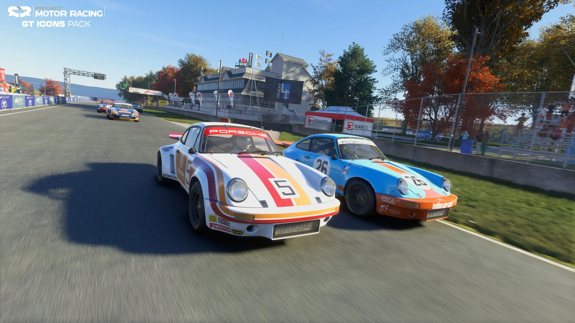 ポルシェGTカーがサーキットを走行