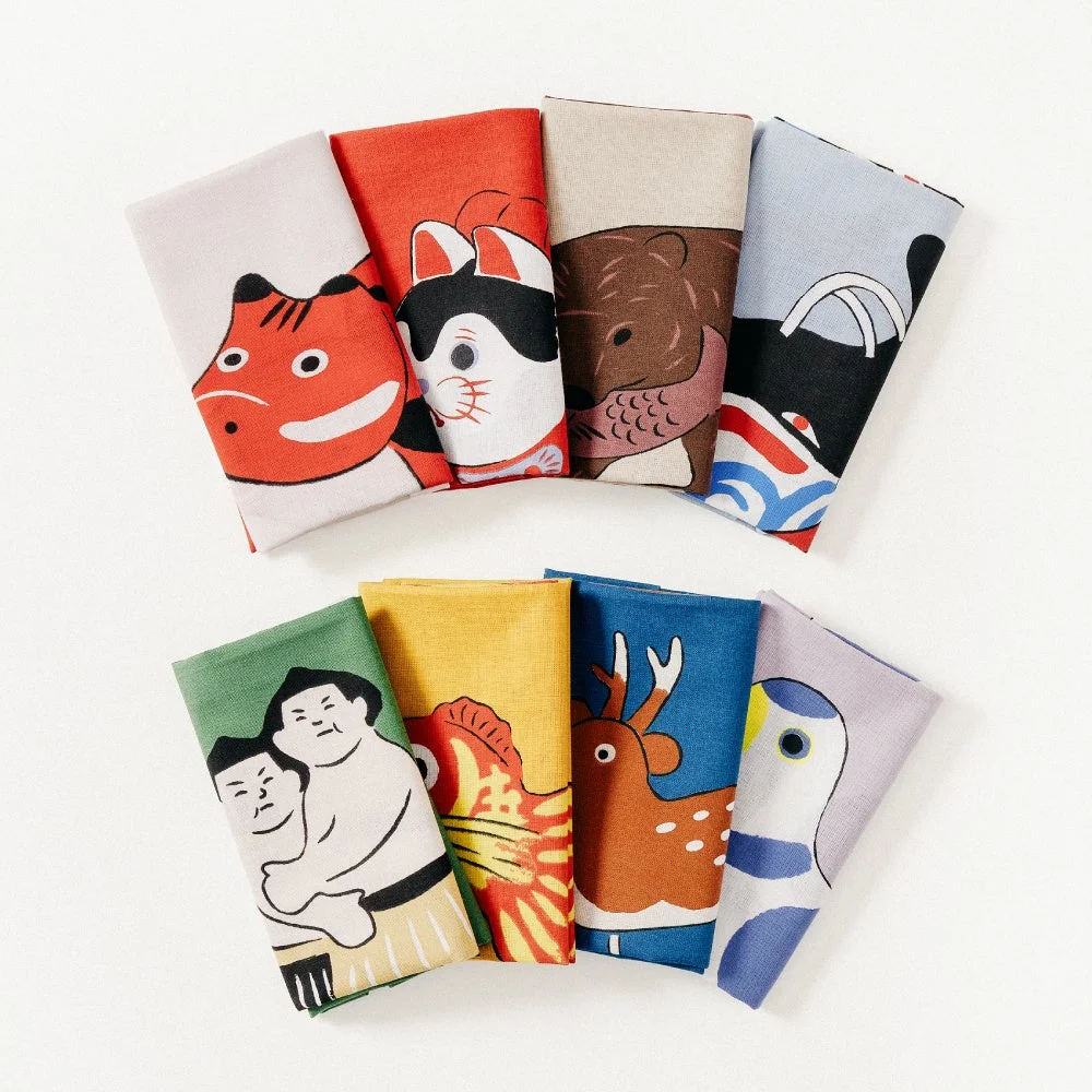 様々な和柄が描かれたカラフルな布製品(手ぬぐいや風呂敷など)の集合
