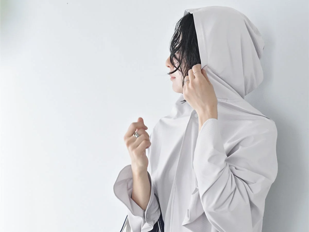 フードを触る女性の横顔