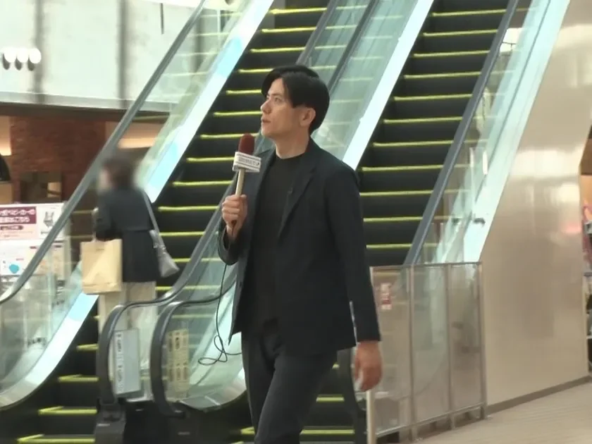 青木源太さんが街頭でインタビューする様子