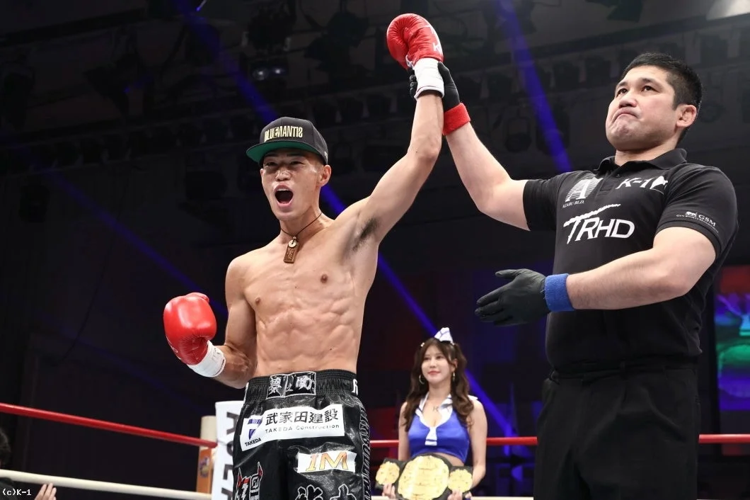 石田龍大選手が勝利を喜ぶ