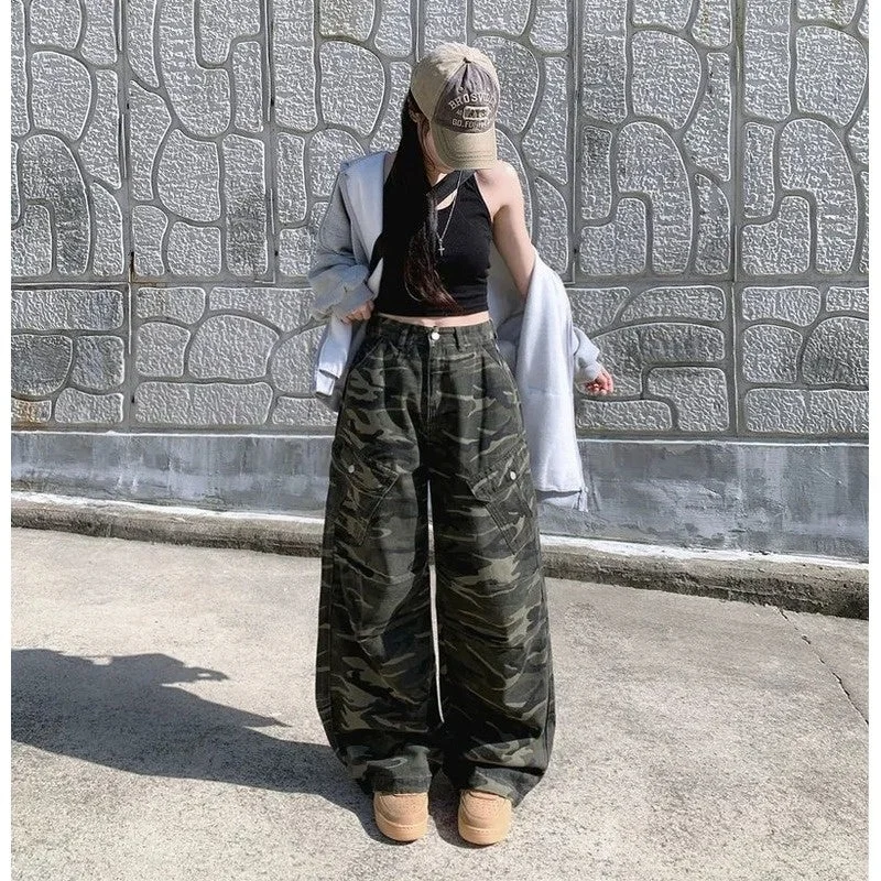 迷彩柄のカーゴパンツと黒のクロップトップ