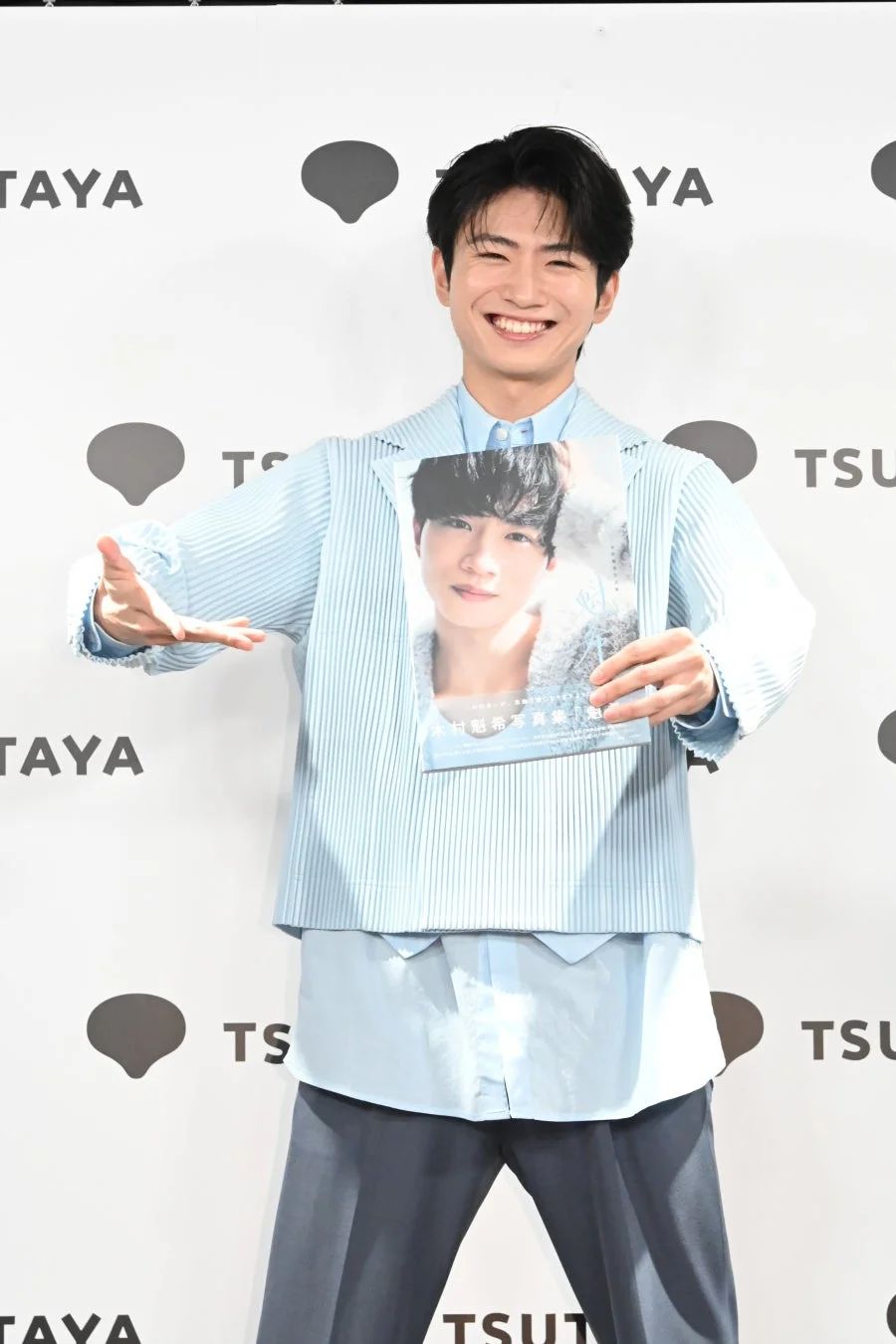 写真集を持つ木村魁希