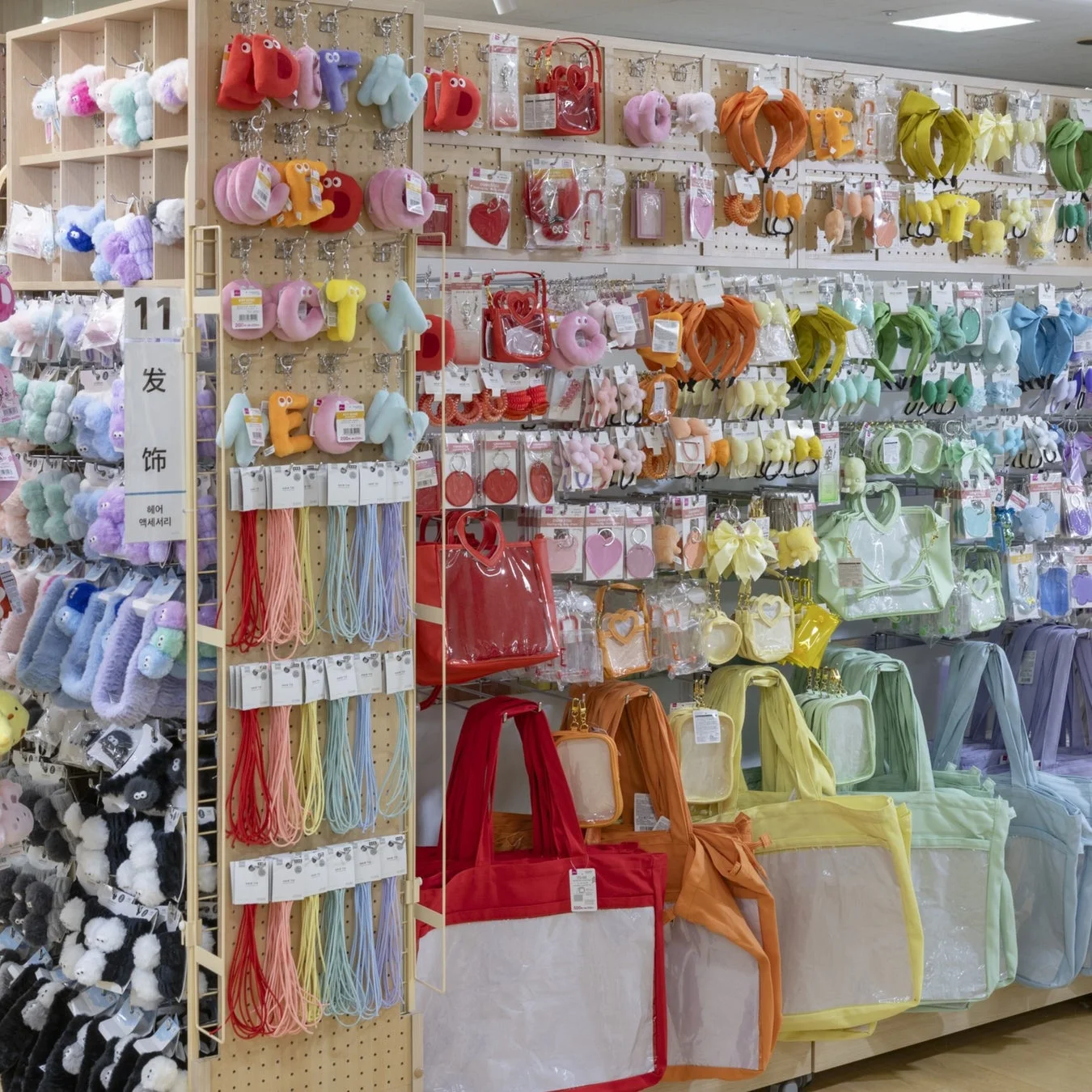 カラフルなヘアアクセサリー、キーホルダー、バッグなどが豊富に陳列された雑貨店の様子
