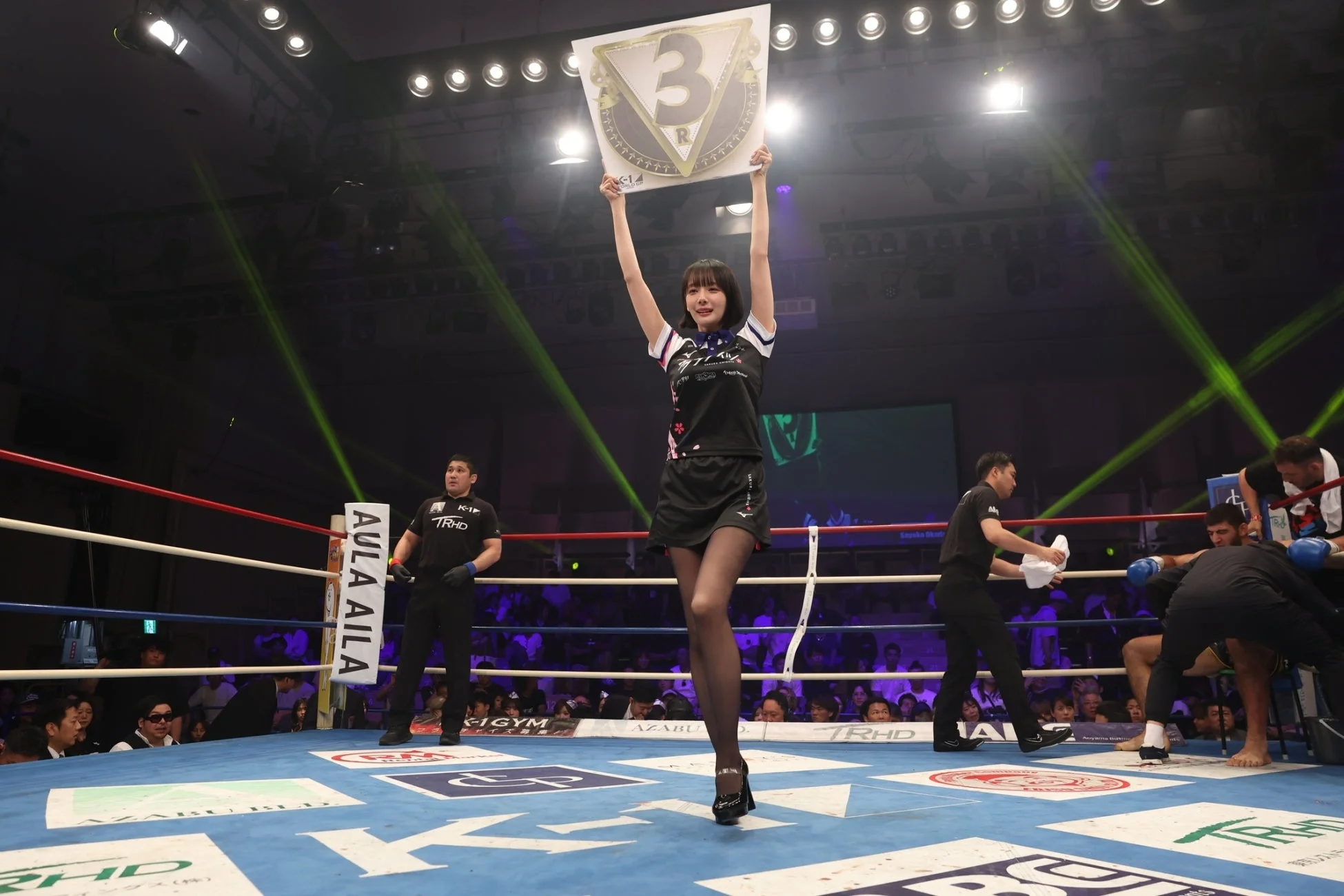 岡田紗佳さんがラウンドボードを掲げる