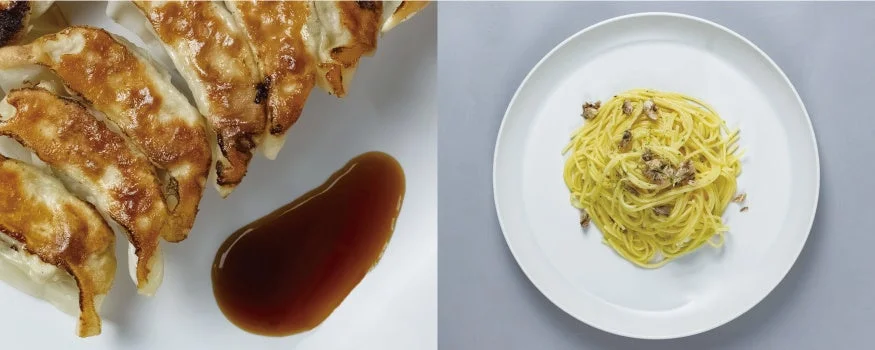 食卓に並べられた餃子とスパゲッティ