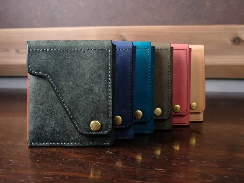 革製のカラフルなミニ財布
