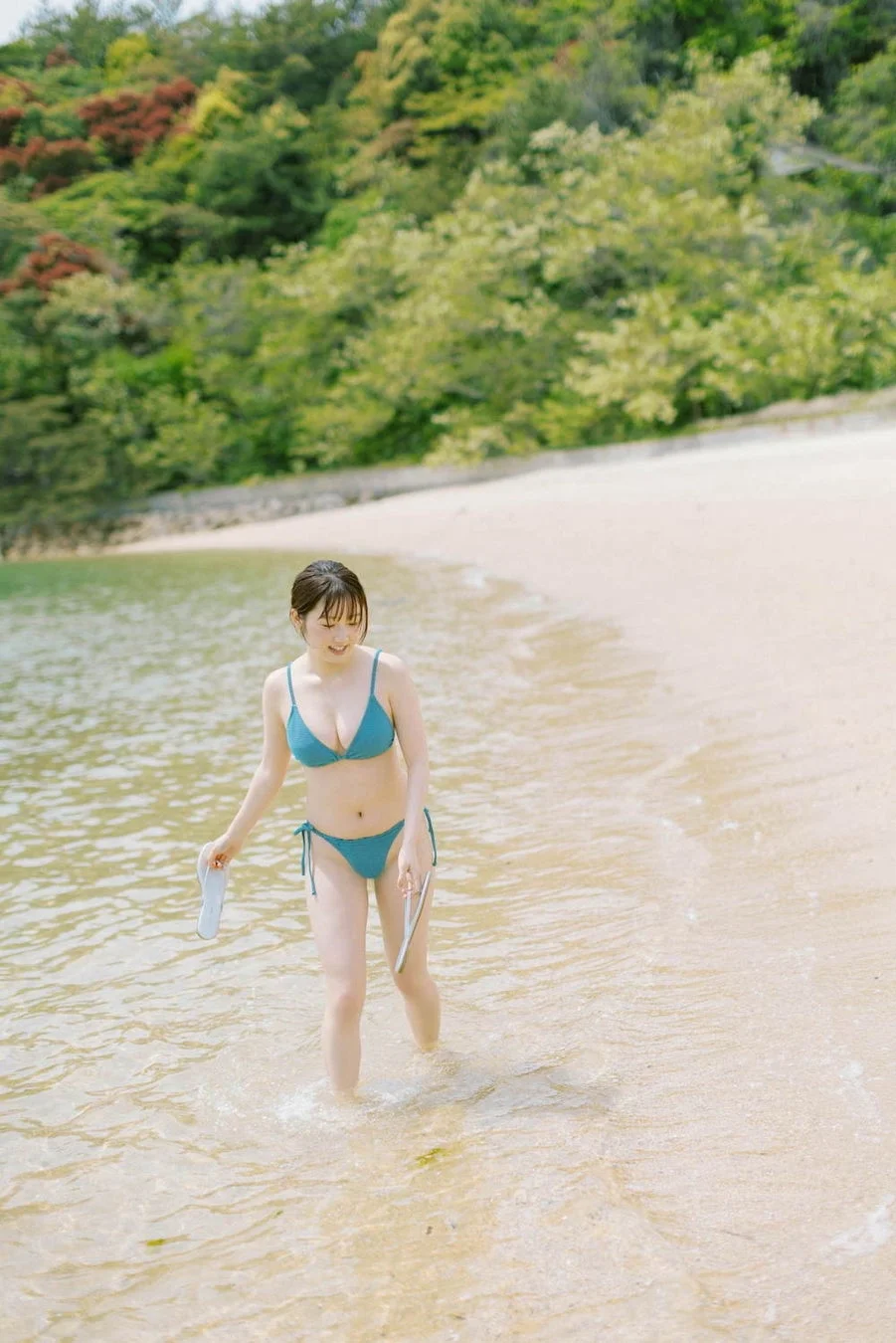 ビーチを歩く甲斐心愛さん