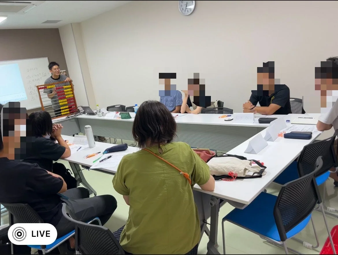 会議室でグループ学習が行われている様子