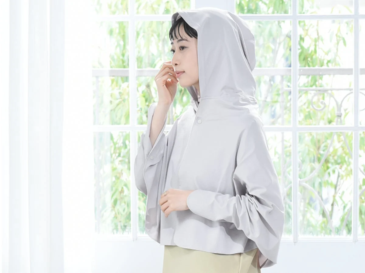 フード付きポンチョを着た女性