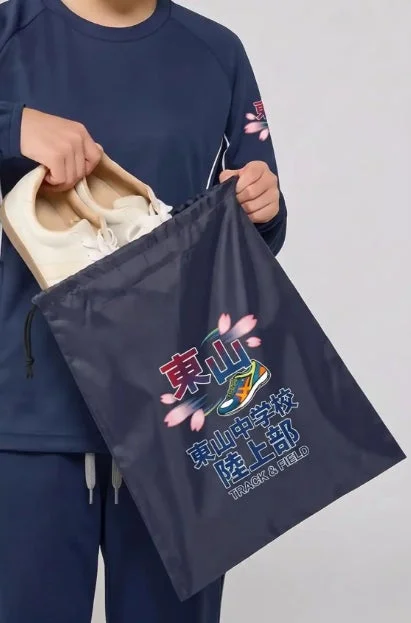 シューズケースを持つ学生