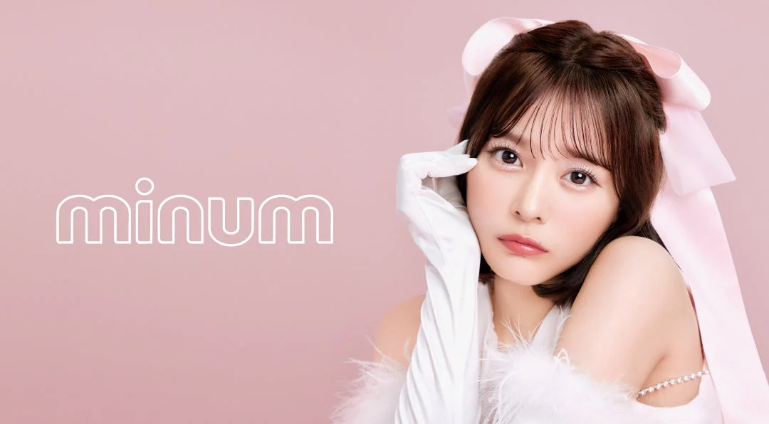minumロゴと女性の顔のアップ