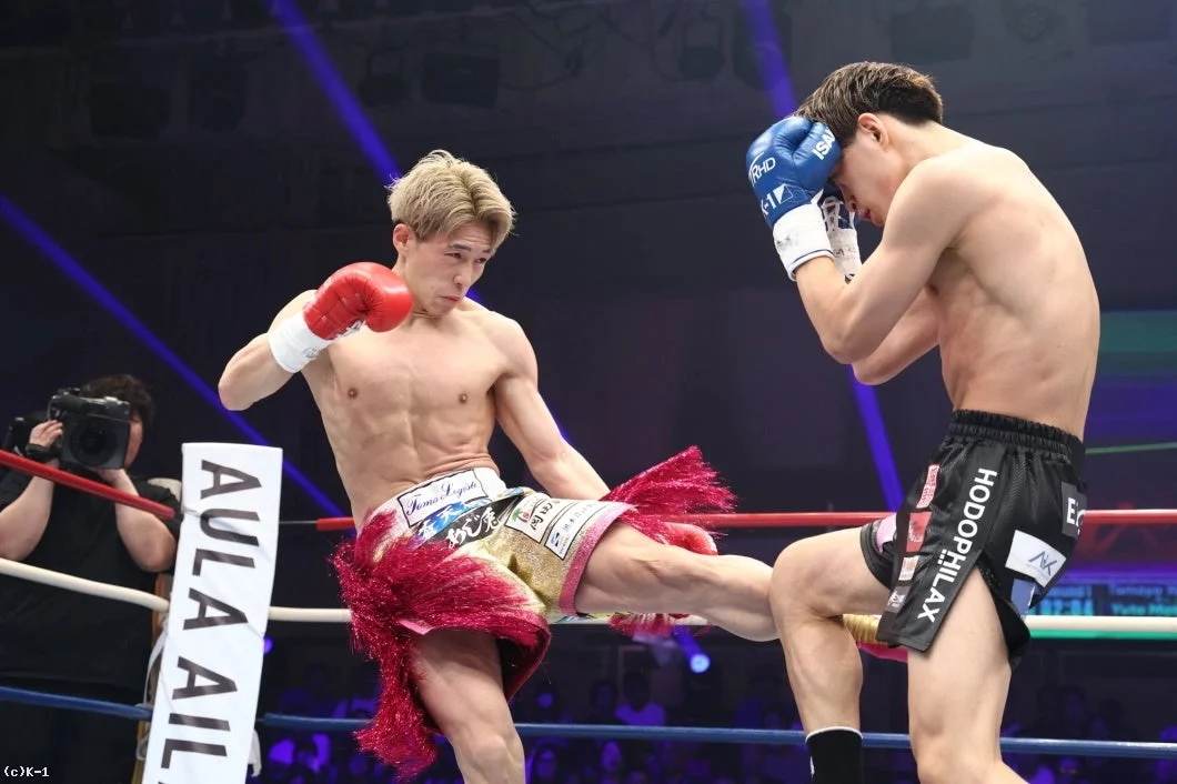 横山朋哉選手が蹴りを放つ