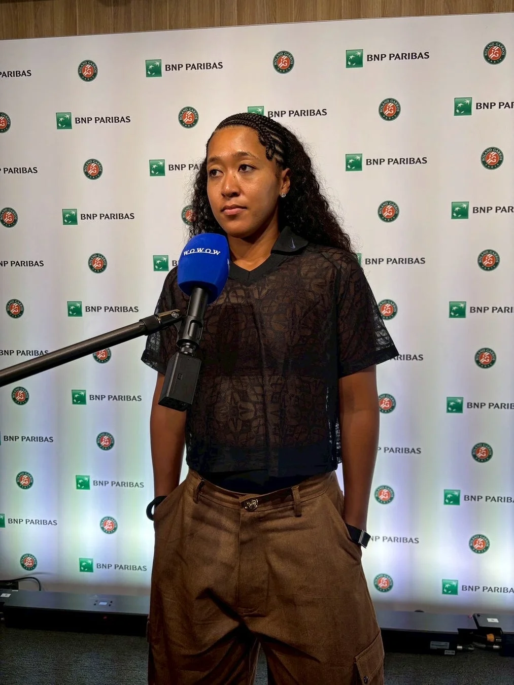 大坂なおみ、テニス、記者会見、インタビュー、スポーツ、全仏オープン、女性アスリート、マイク、スポンサーボード、BNPパリバ、WOWOW