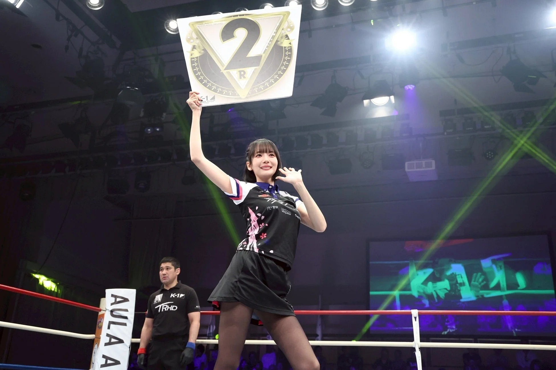岡田紗佳さんがラウンドボードを掲げる