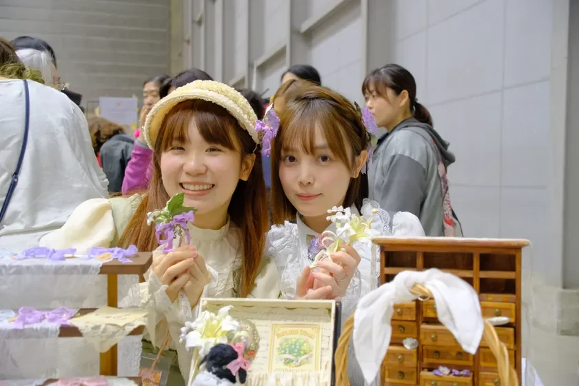 ハンドメイドイベントで笑顔を見せる出店者