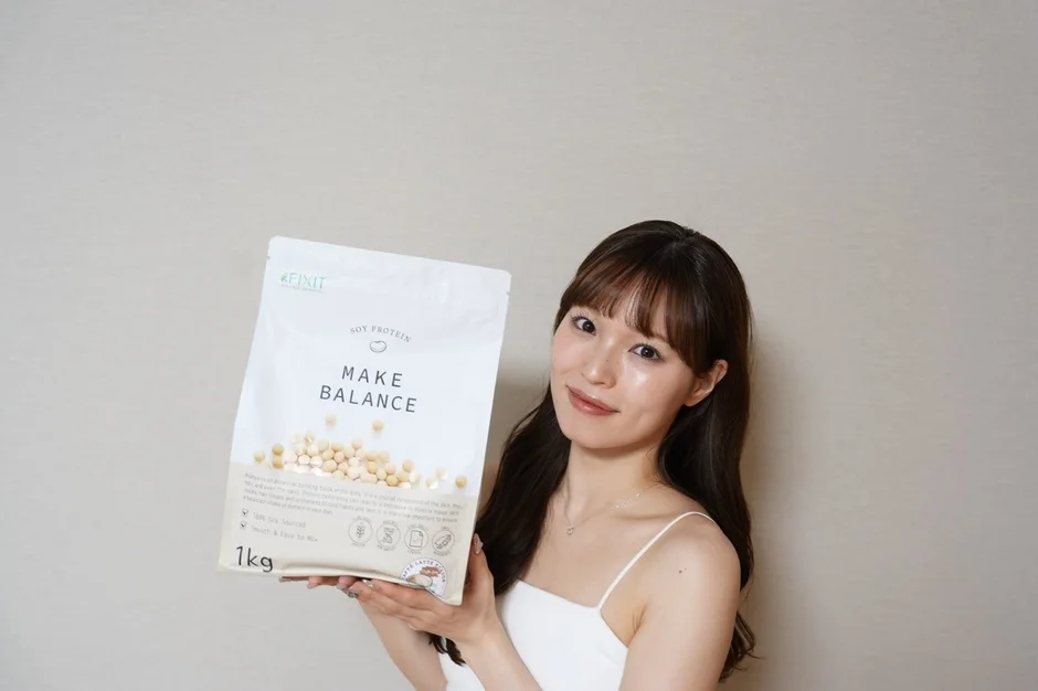 製品を抱える女性