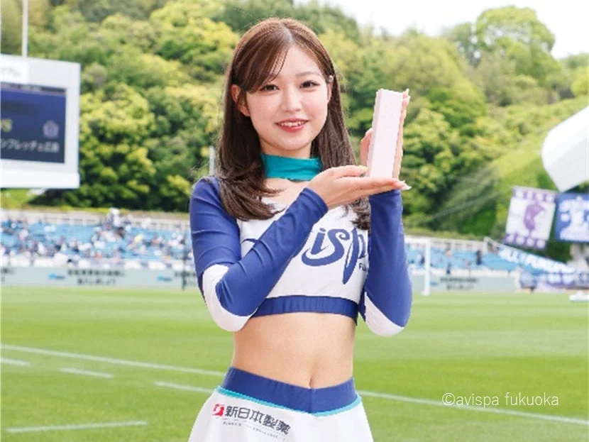 商品を受け取るチアリーダー