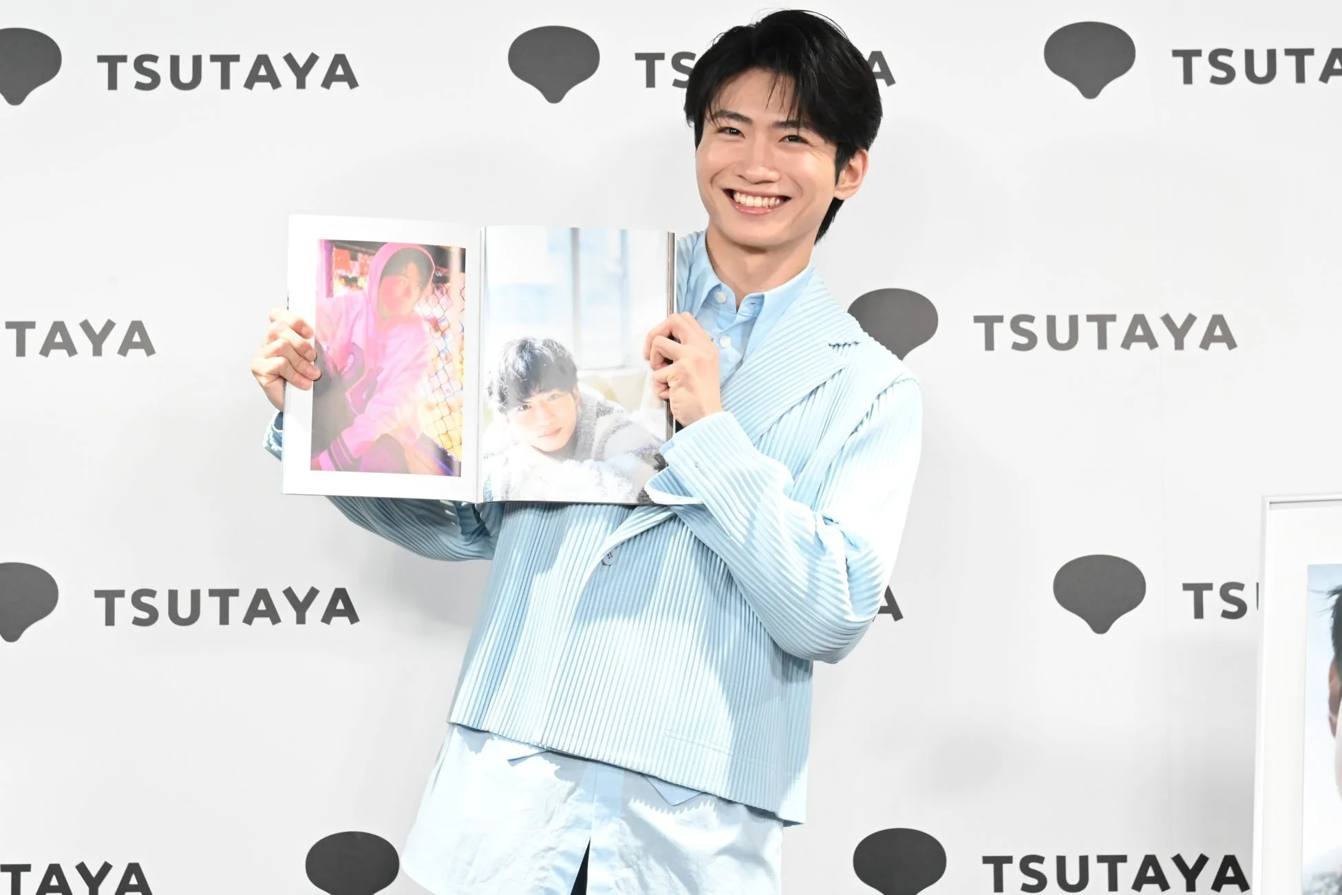 写真集を掲げる木村魁希