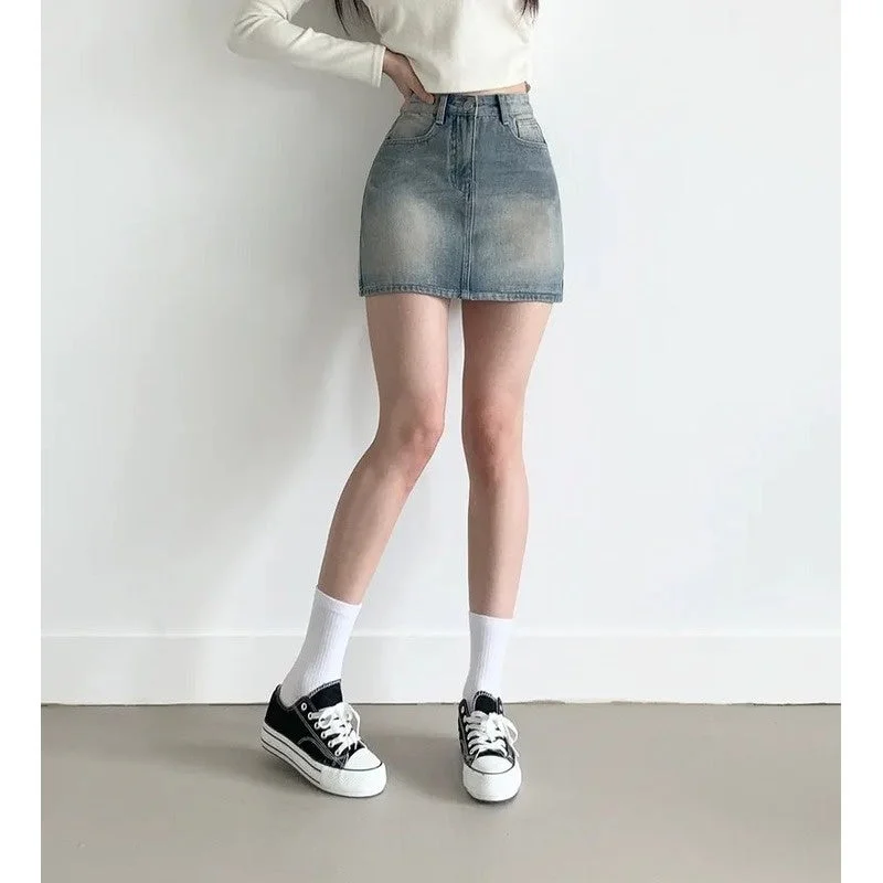 デニムのミニスカートと白トップス