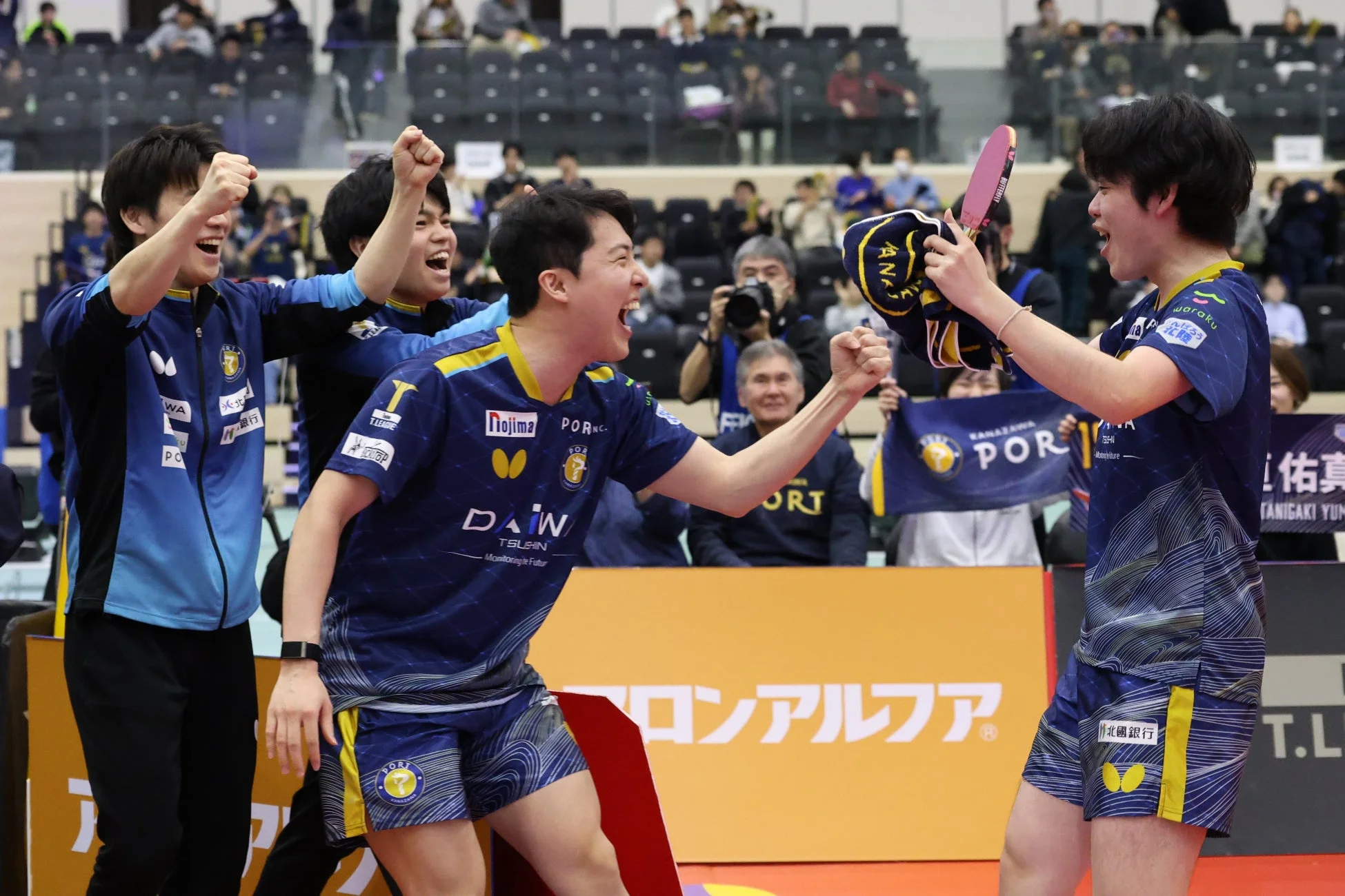 卓球の試合で勝利を喜び合う選手たち