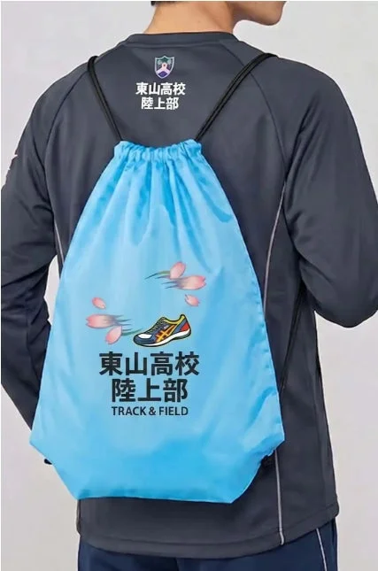 ナップサックを背負う学生